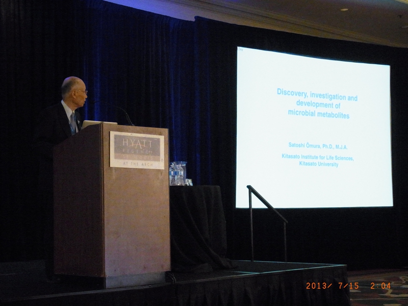 大村 智先生がAmerican Society of PharmacognosyのNorman R Farnsworth Research Achievement Awardを受賞した際の写真1